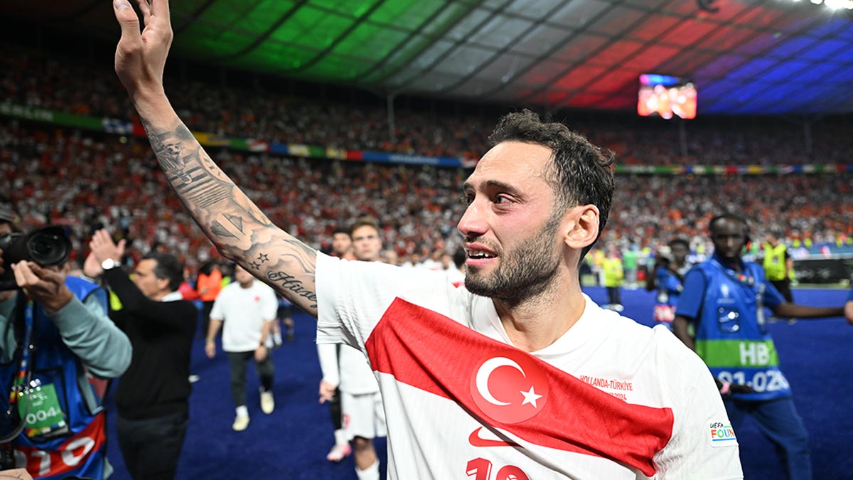 Hakan Çalhanoğlu gözyaşlarını tutamadı: ''Keşke geri çekilmeseydik''