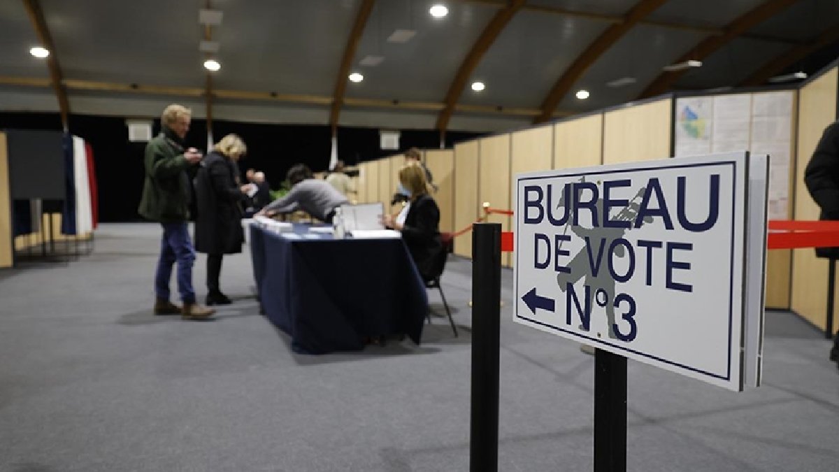 Fransızlar seçimin ikinci turu için sandığa gitmeye başladı