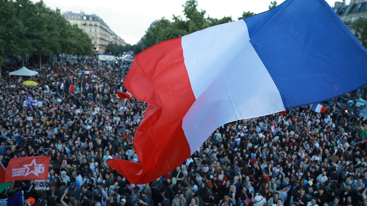Fransa'da ikinci tur sona erdi: Sandıktan sol ittifak önde çıktı