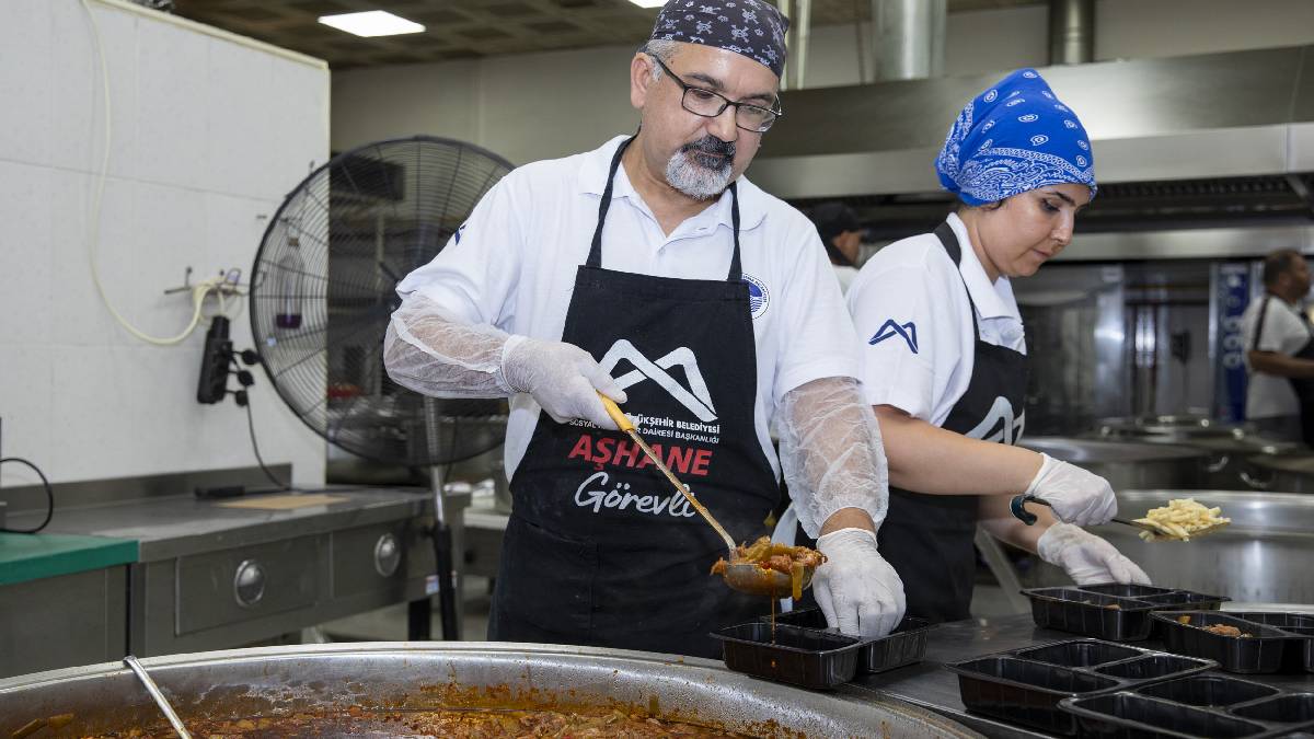 Mersin Büyükşehir’in aşhanesi’nde tencereler vatandaş için kaynıyor