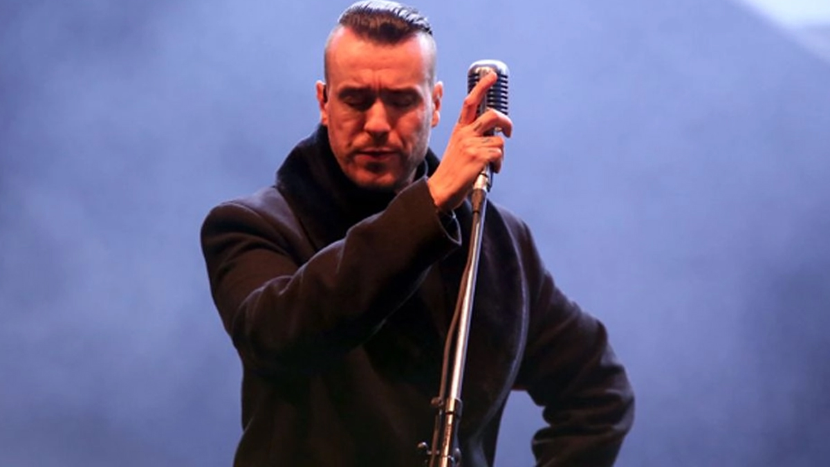 Cem Adrian'a sahnede çirkin saldırı! Neye uğradığını şaşırdı: O anlar saniye saniye görüntülendi...