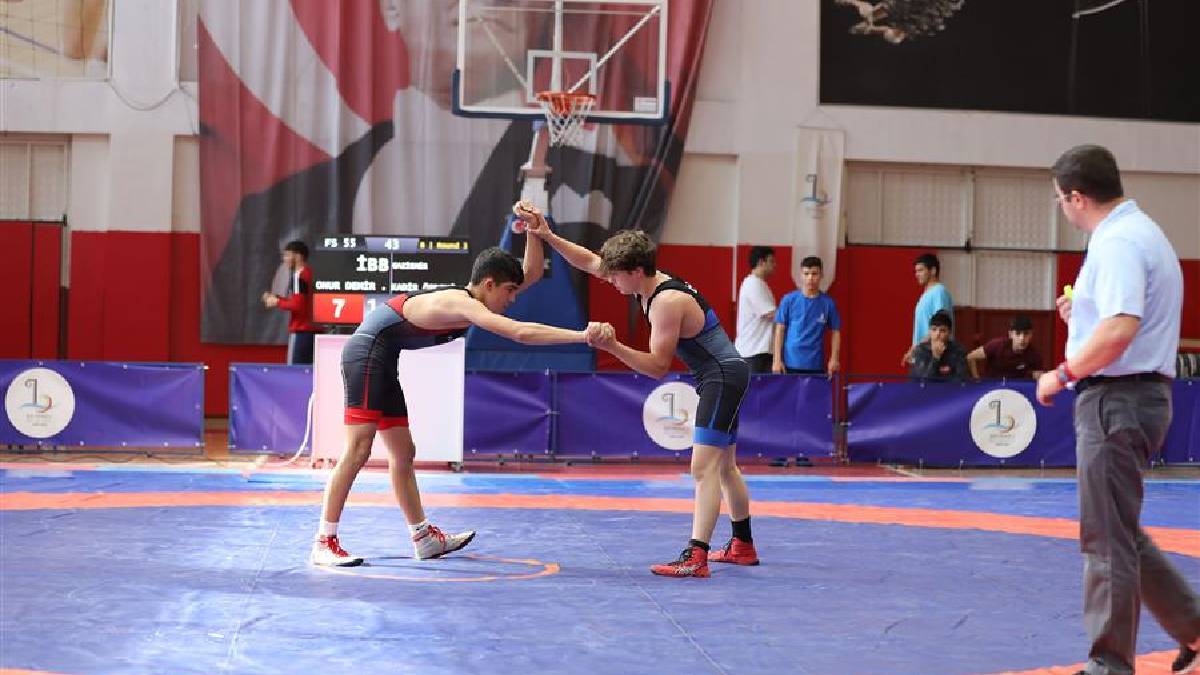 Bayraklı'da yaz spor okulları başladı