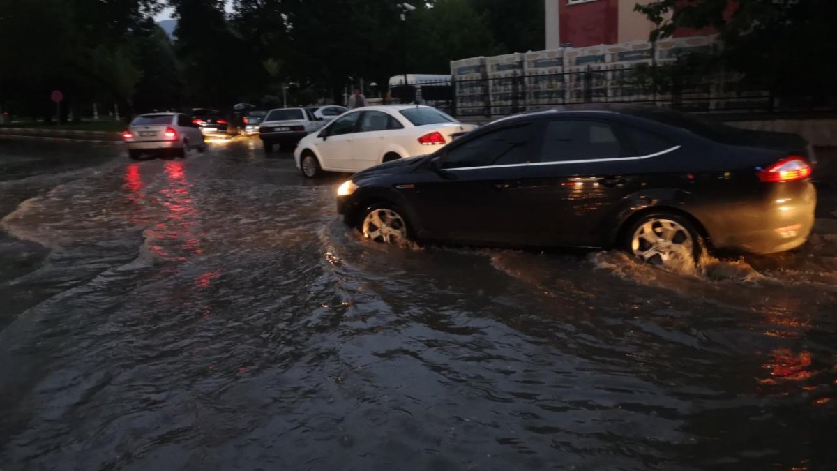 Gümüşhane'de şiddetli yağış hayatı olumsuz etkiledi