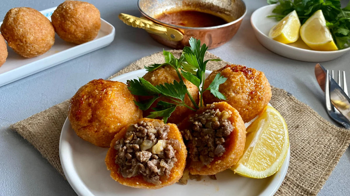 Bu kadar basitmiş! Evde yapımı kolay içli köfte tarifi: Pişerken asla dağılmıyor