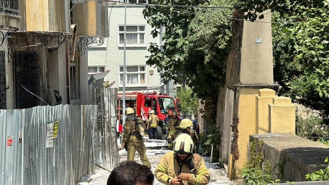 Beyoğlu'nda metruk binada yangın