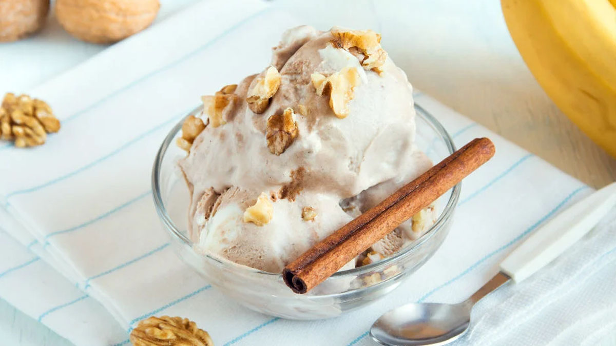 Evdeki muzlar kararıyorsa hemen bunu yapın! İşte pratik muzlu dondurma: Yaz sıcağında serinletiyor