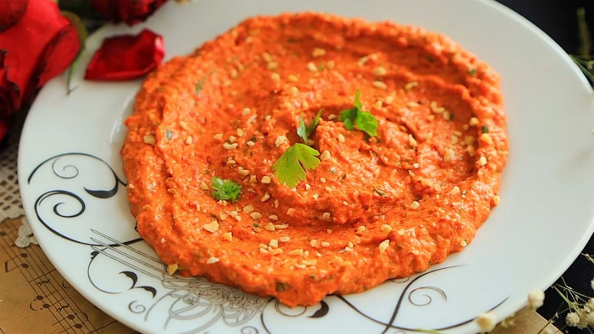 Kahvaltıda kapış kapış yenilecek lezzet! Biber ve cevizli meze: Bu tarife kaynana bile kusur bulamıyor