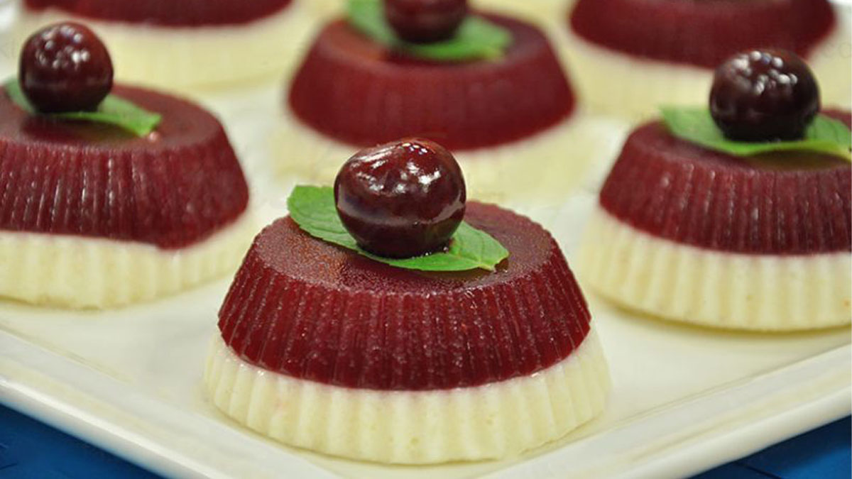 Vişne mevsimindeyken bu tarifi mutlaka denemelisiniz! Vişne ve irmik buluşuyor, ortaya lezzetli bir tatlı çıkıyor