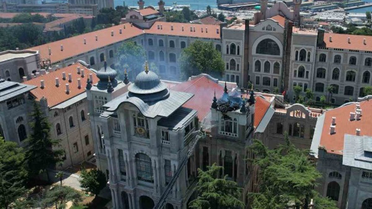 İstanbul'da üniversitede yangın paniği!