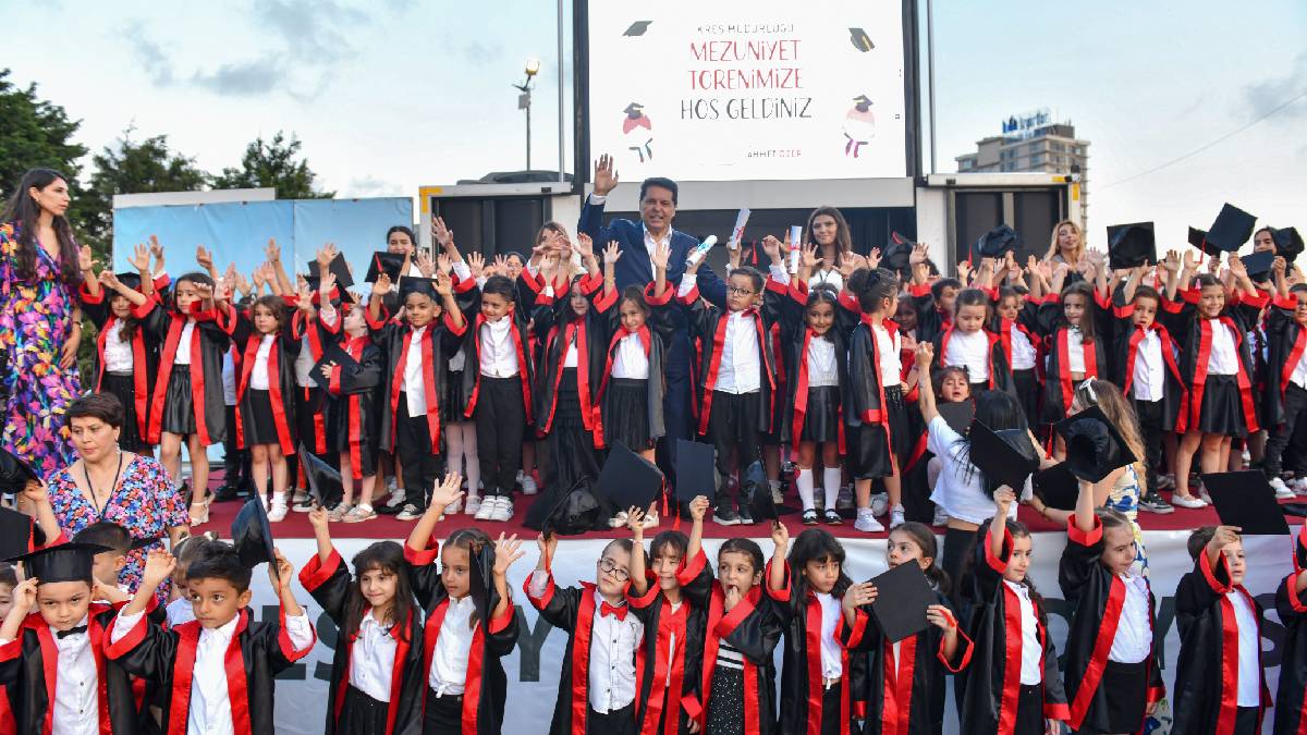 Başkan Özer Esenyurtlu miniklerin mezuniyet heyecanına ortak oldu