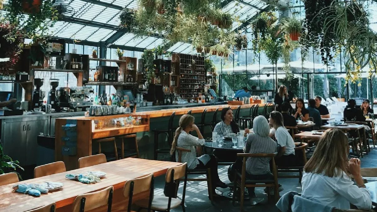 Turistik ilçelerde dublör müşteri dönemi: Restoranda otur, bin 500 TL kazanıp ye iç