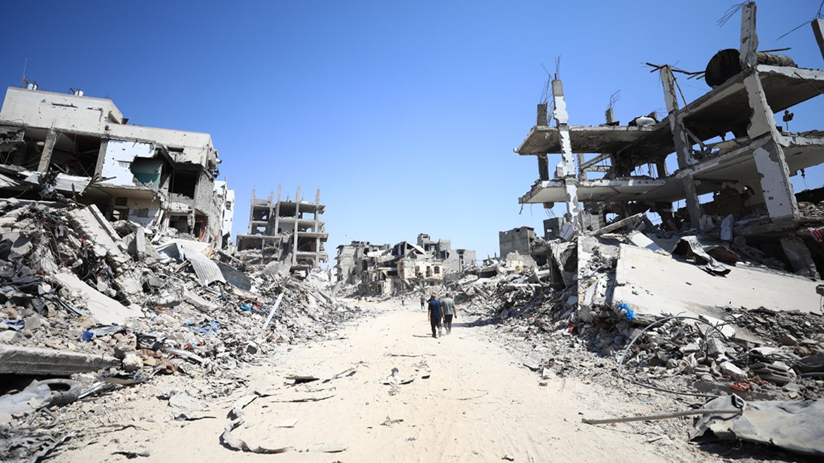 İsrail Gazze'ye dört koldan saldırdı