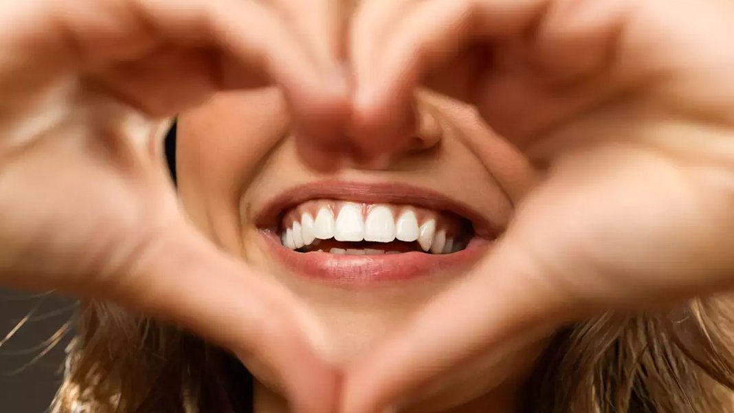 Günde bir kere gülme zorunluluğu yasalaştı