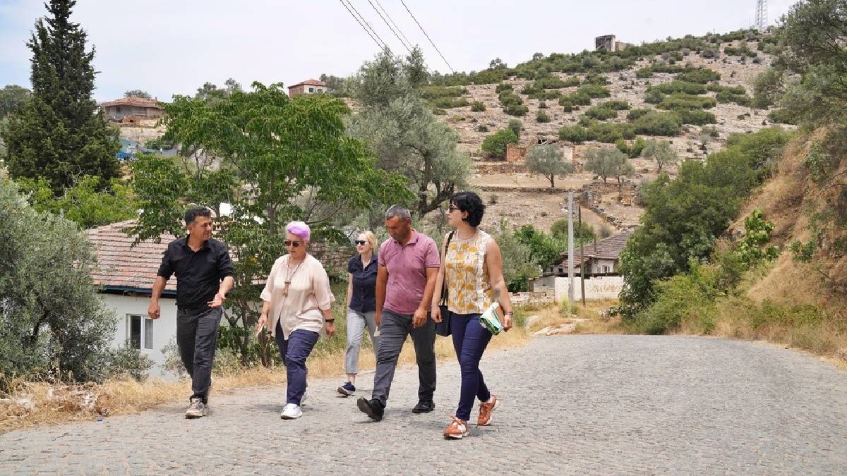 Başkan Tugay’ın kurduğu Kırsal Hizmetler Dairesi sahaya indi