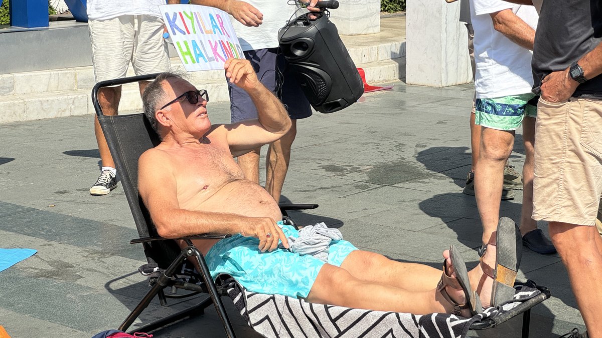 Bodrum'da özgür kıyılar için ses yükseldi: Belediye meydanında şezlonglu havlulu eylem