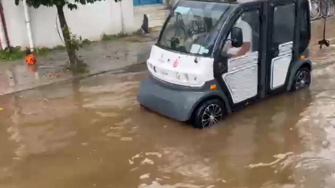 Heybeliada'da sağanak: Bazı iş yerlerini ve evleri su bastı