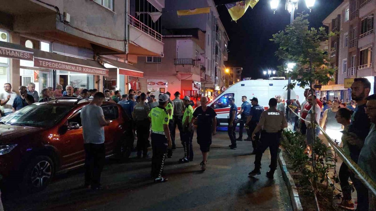 Otomobil kahvehanede oturanların arasında daldı: 11 yaralı