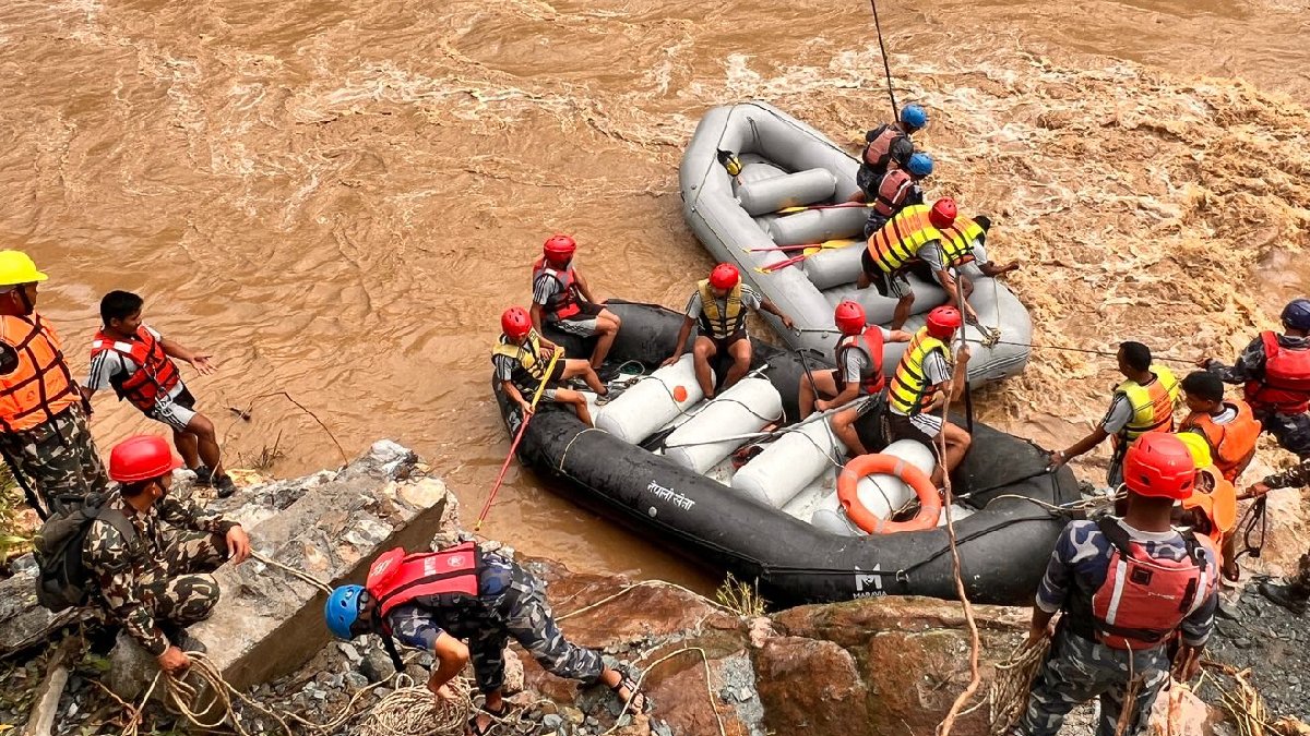 Nepal'de otobüsler nehre yuvarlandı: 62 kişi kayıp