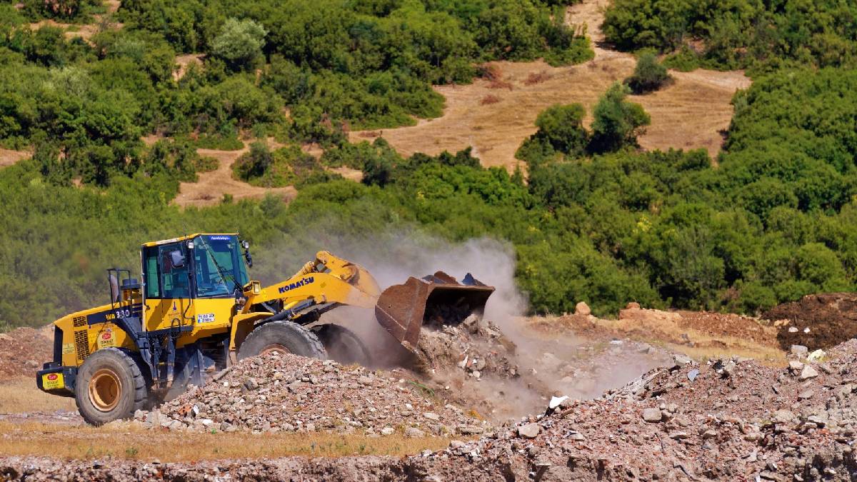 İzmir’de moloz ve hafriyat atıkları ekonomiye kazandırılıyor