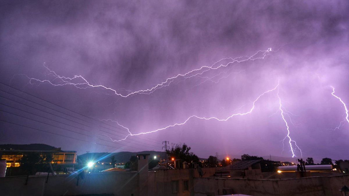 Uzmanından hayati 'yıldırım' uyarısı: Yüzüstü yatmayın, ağaç altında durmayın