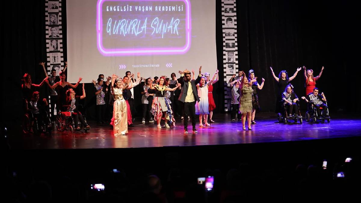 Engelsiz Yaşam Akademisi'nden sanat dolu yılsonu etkinliği