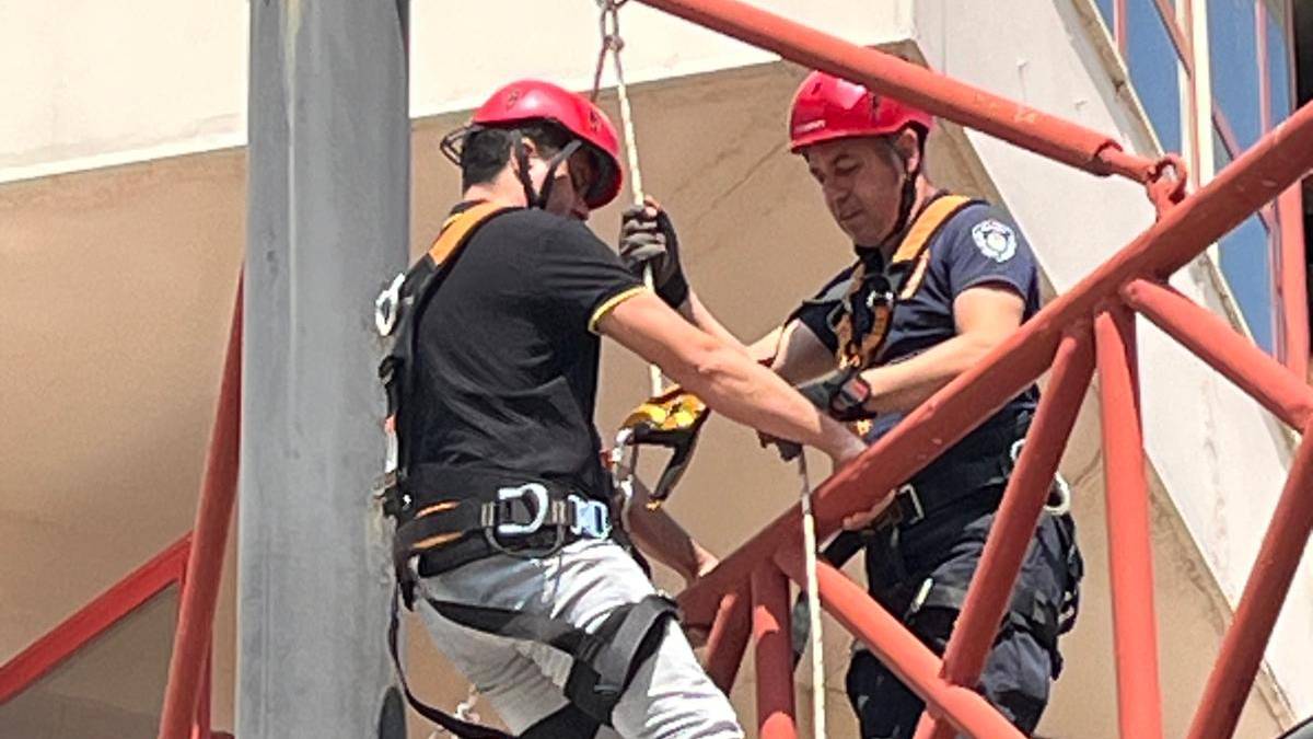 Büyükşehir personeline yüksekte güvenli çalışma eğitimi