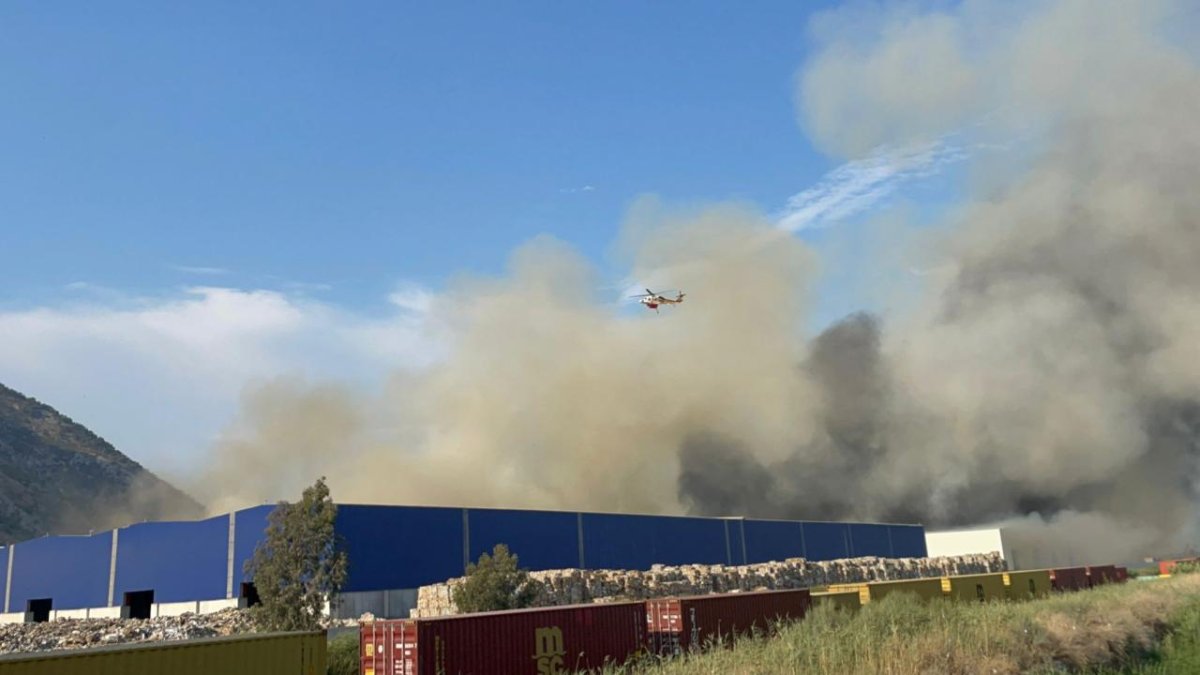 Aydın'ın Söke ilçesindeki kağıt fabrikasında yangın! Kontrol altına alınmaya çalışılıyor