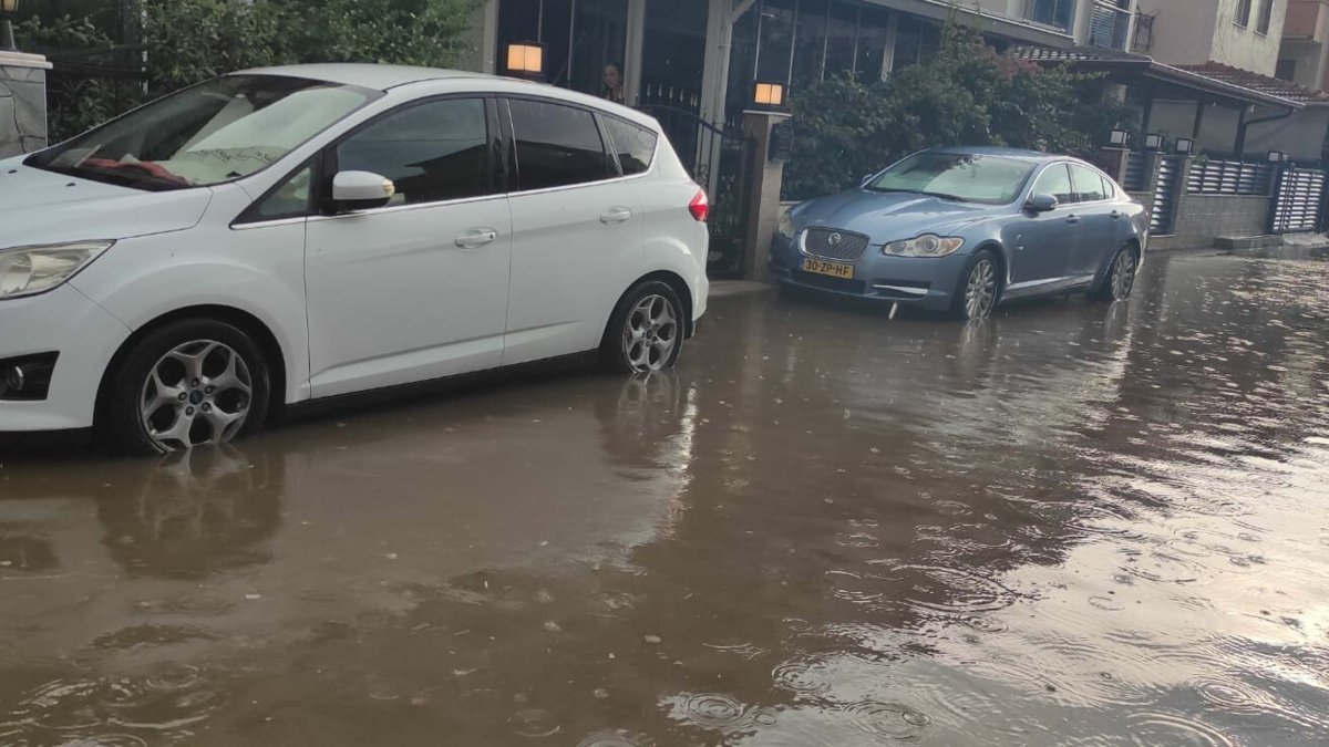 İzmir’i yaz sağanağı vurdu! Cadde ve sokaklarda su birikintileri oluştu