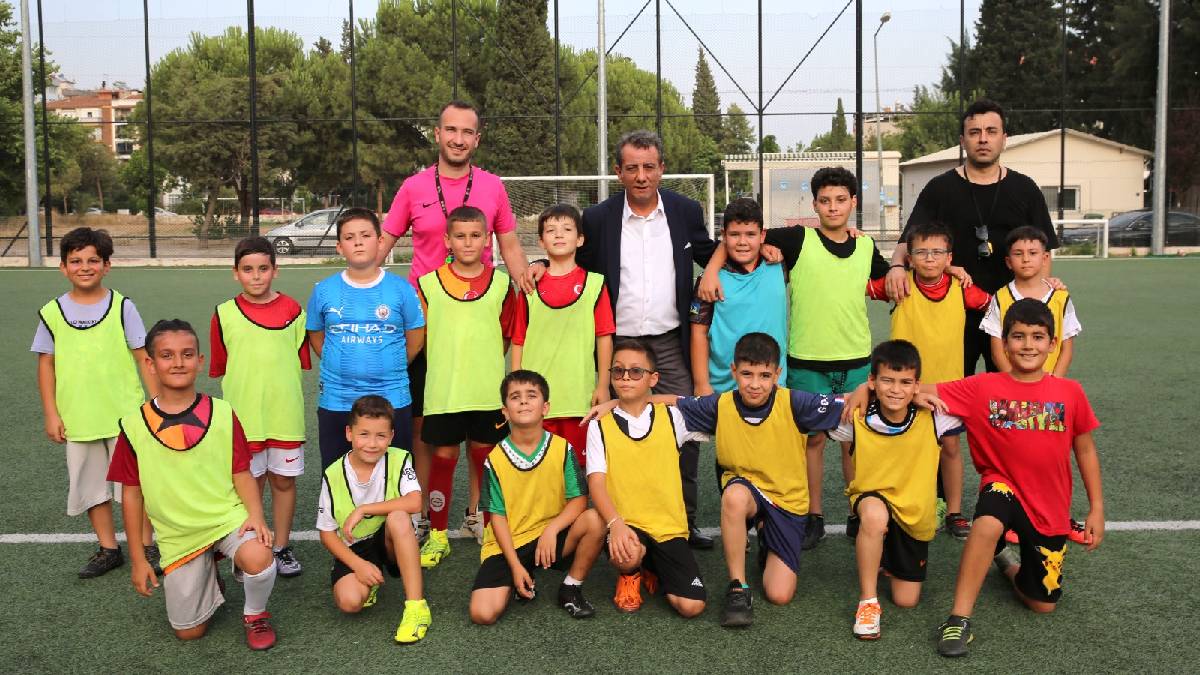 Başkan Yetişkin geleceğin futbolcularıyla buluştu