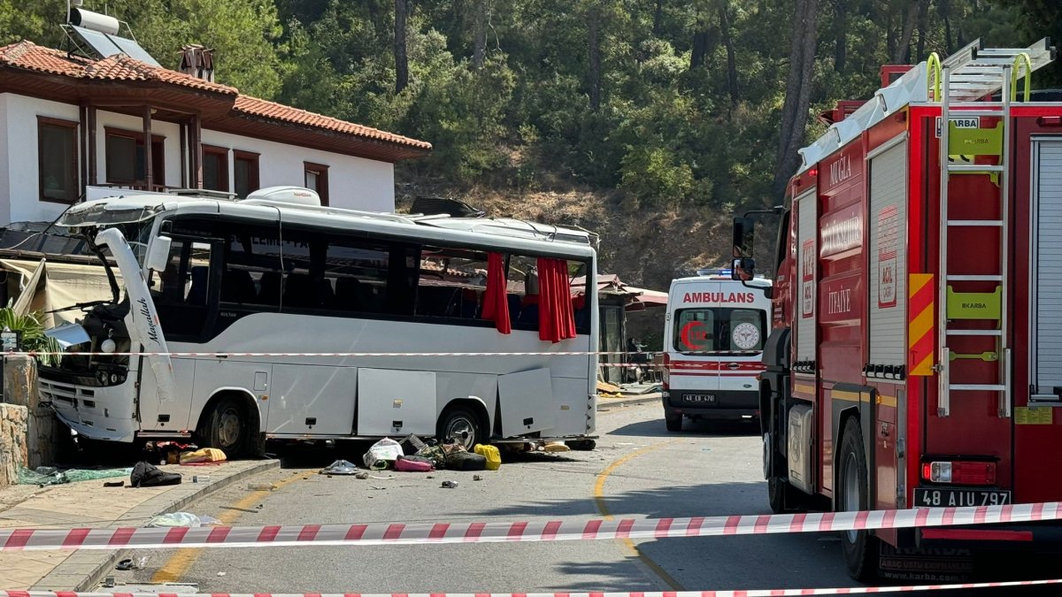 Muğla'da tur otobüsü kaza yaptı: 1 ölü, 32 yaralı