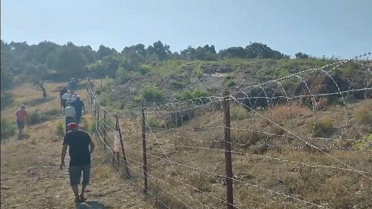 Akbelen’de köylülerin zeytinlikleri dikenli telle çevrildi: İnsanlar zeytinliğine uçakla mı inecek?