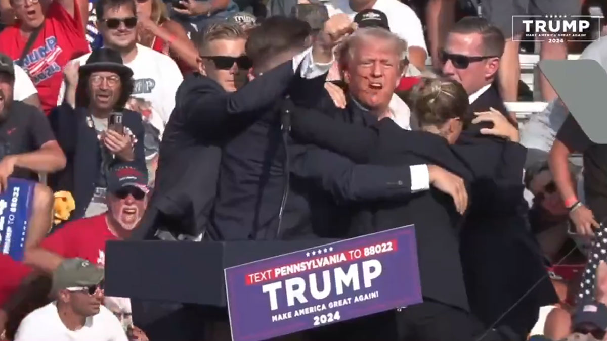 Donald Trump'a mitingde silahlı saldırı: Başkan adayı kulağından yaralandı