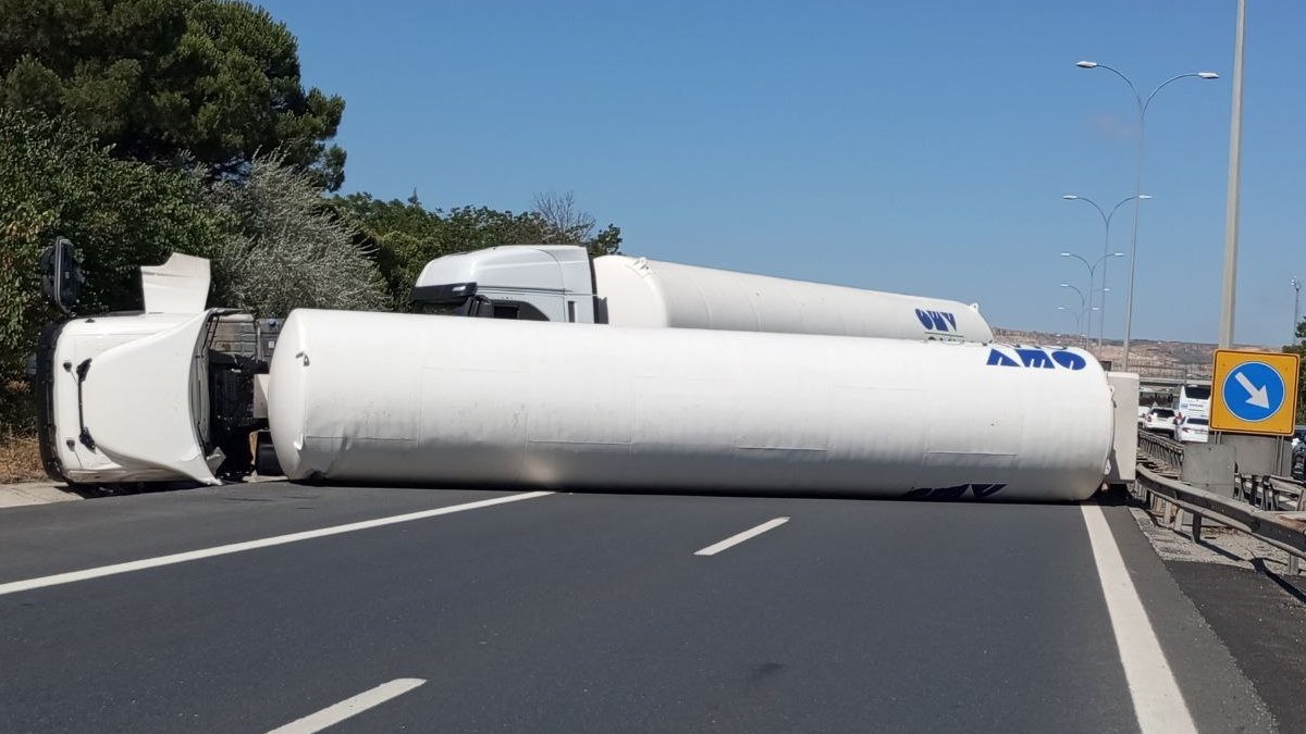 Gaz yüklü tanker devrildi, TEM Otoyolu trafiğe kapatıldı