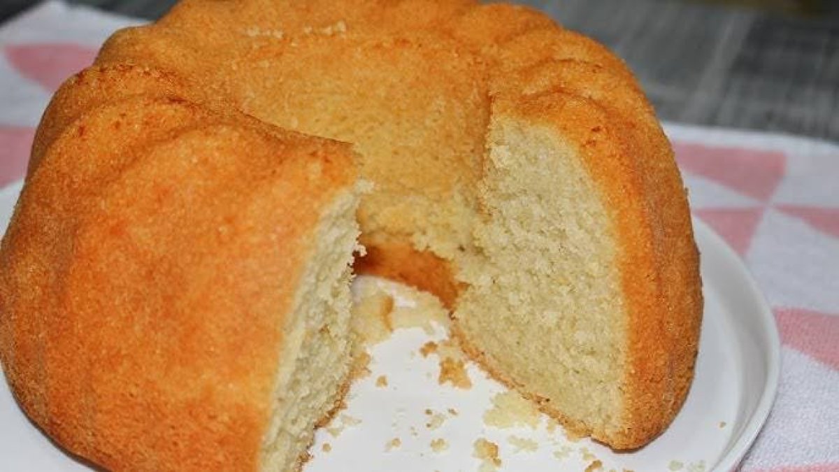 Her zaman tutar! Basit malzemelerle yumuşacık kek tarifi