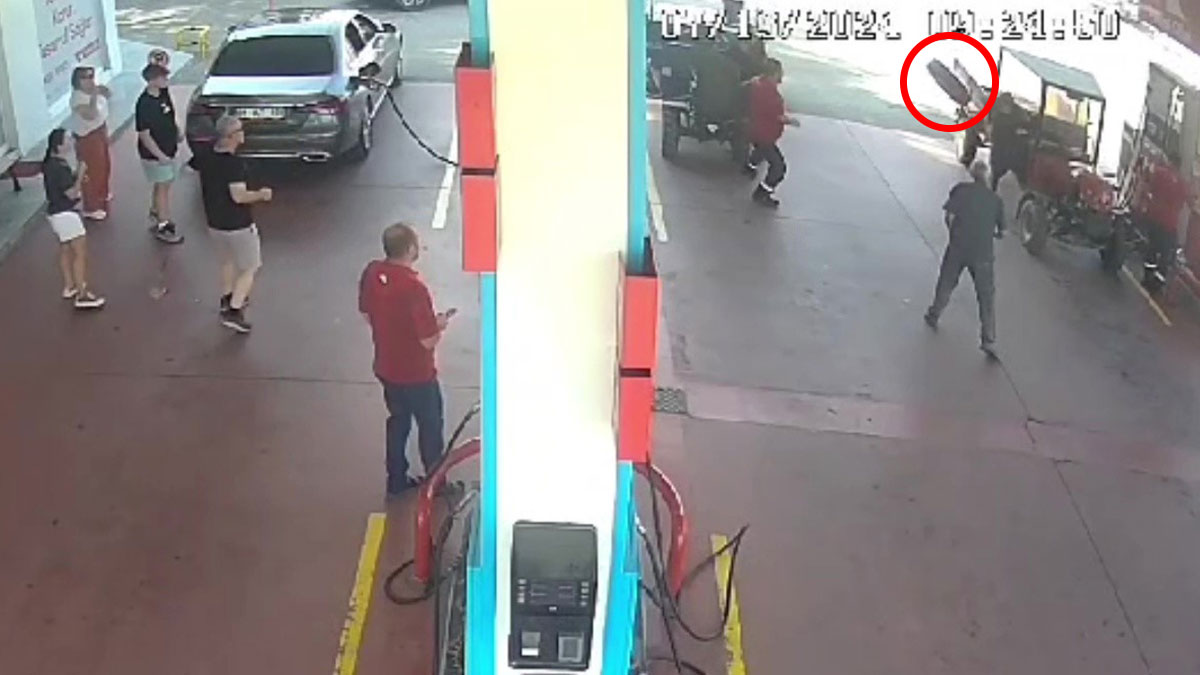 Akaryakıt istasyonunda başıboş lastik paniği! Korkutan anlar kamerada