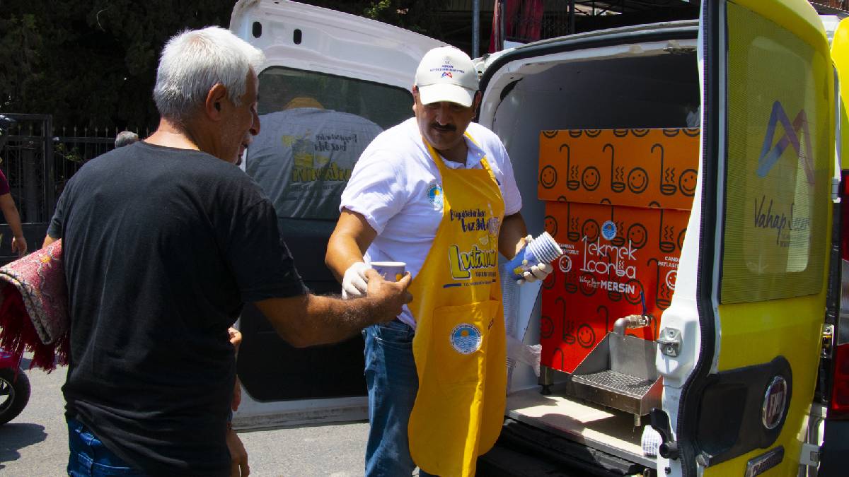 Büyükşehir, geleneksel limonata ikramını bu sene de sürdürüyor