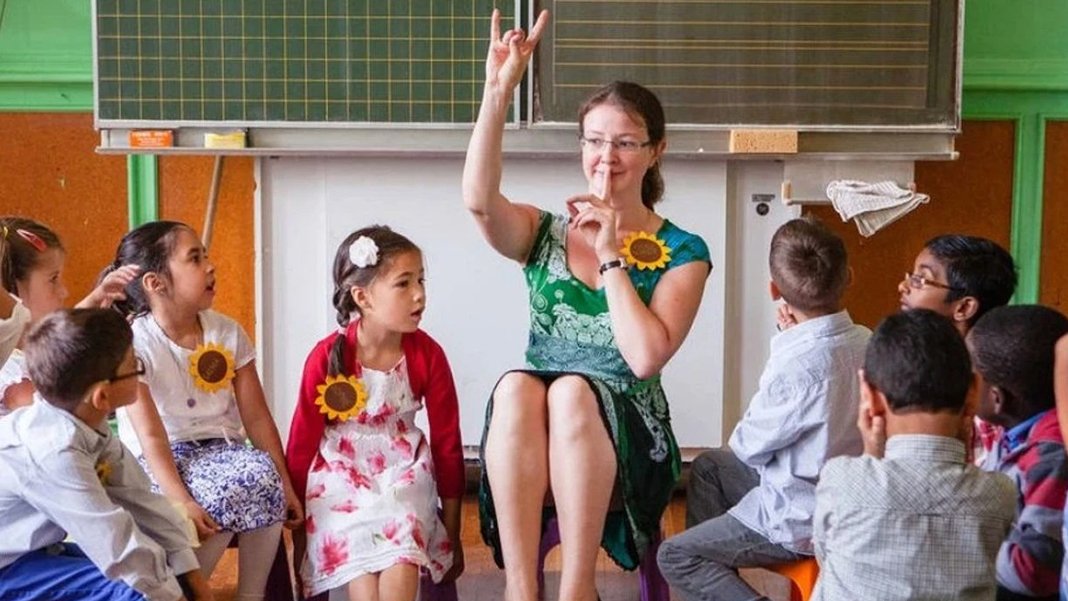 Almanya’da 'sessiz tilki' işaretine yasak: Eğitimciler yıllardır öğrencilerine kullanıyordu