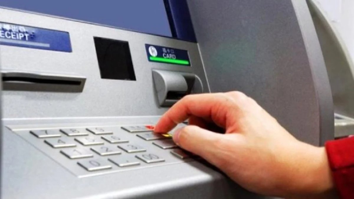 Dev banka iflas etti, herkesi panik sardı! Duyan ATM'lere koşuyor: Kuyruk bitmeden paralar tükendi