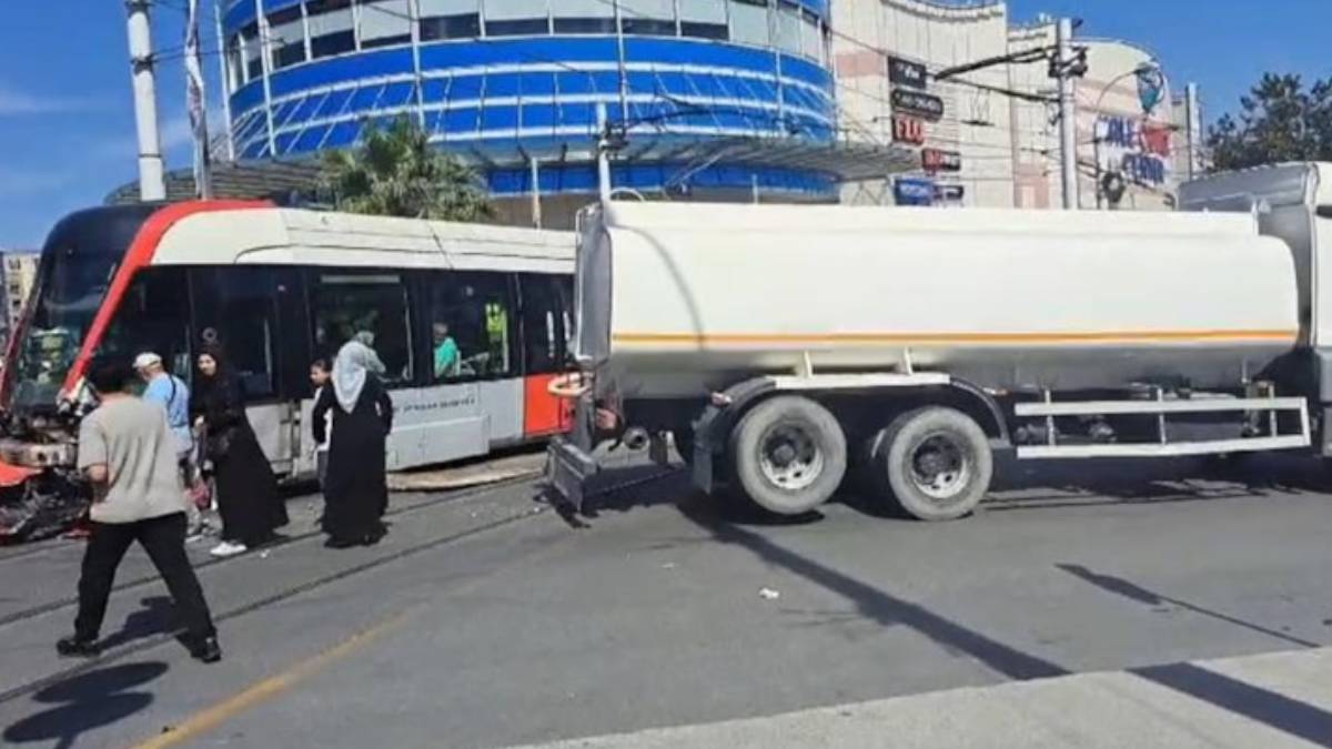 Güngören'de faciadan dönüldü... Otomobil tramvaya çarptı