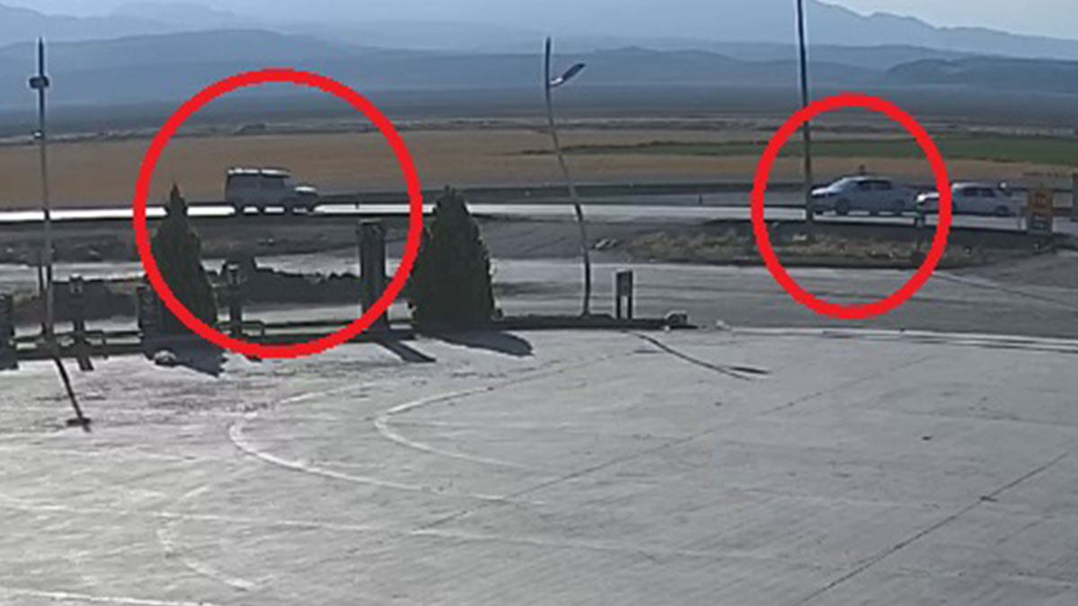 Bomboş yolda çarpışmayı nasıl becerdiniz? Saç baş yolduran kaza kamerada