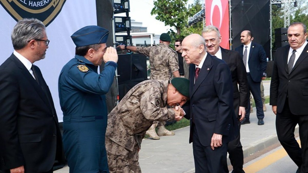 Bahçeli'den 15 Temmuz gecesi darbecilerin bombaladığı Gölbaşı'na ziyaret: Özel Harekat Başkanı elini öperek karşıladı