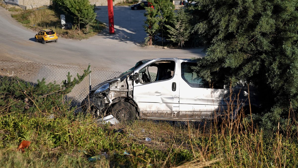 Anadolu Otoyolu'nda araç şarampole yuvarlandı: 1 ölü, 2 yaralı