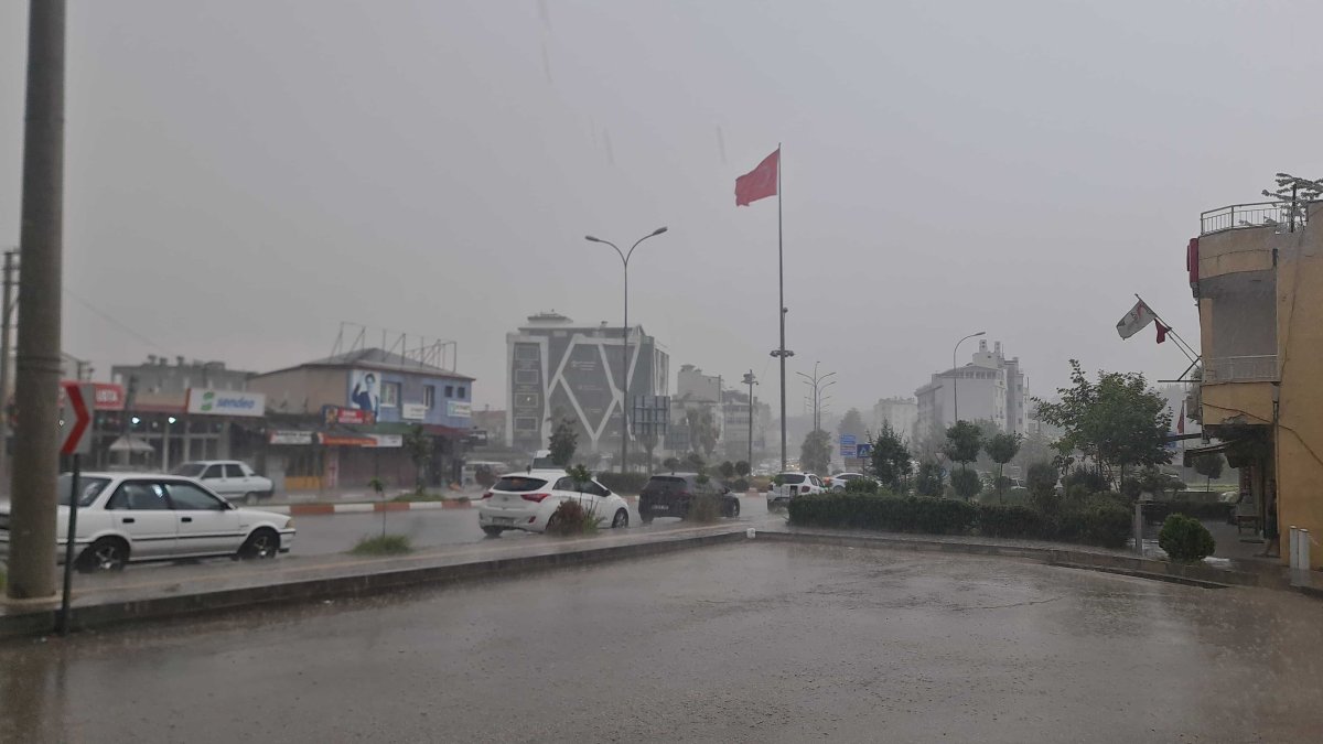 Osmaniye’de sağanak yağış hayatı olumsuz etkiledi: Rögarlar tıkandı, yollar göle döndü