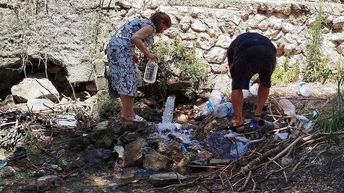 Hastalık saçan çeşmeyi belediye kapattı, vatandaşlar engeli aşıp içmeye devam etti! 'Pes' dedirten olay...