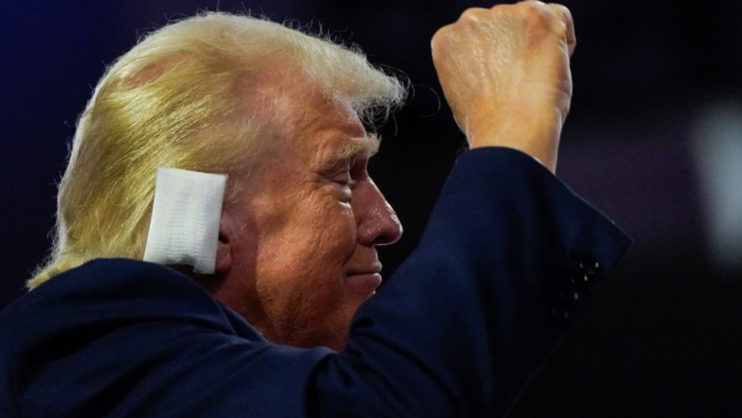 Trump, suikast girişimi sonrası ilk kez halk karşısında