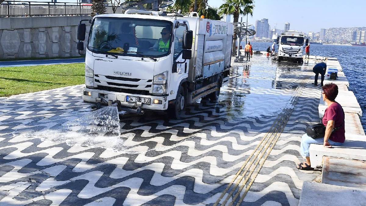 İzmir sokaklarında temizlik seferberliği