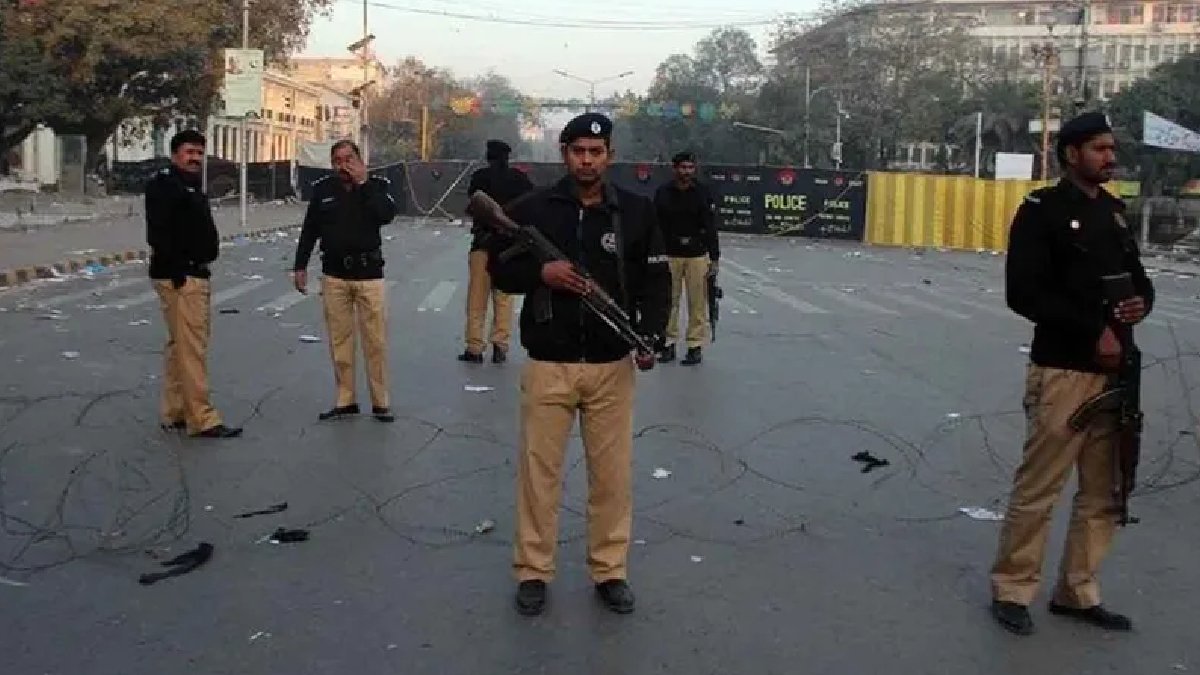 Pakistan'da askeri üsse patlayıcı yüklü araçla saldırı: 8 kişi hayatını kaybetti