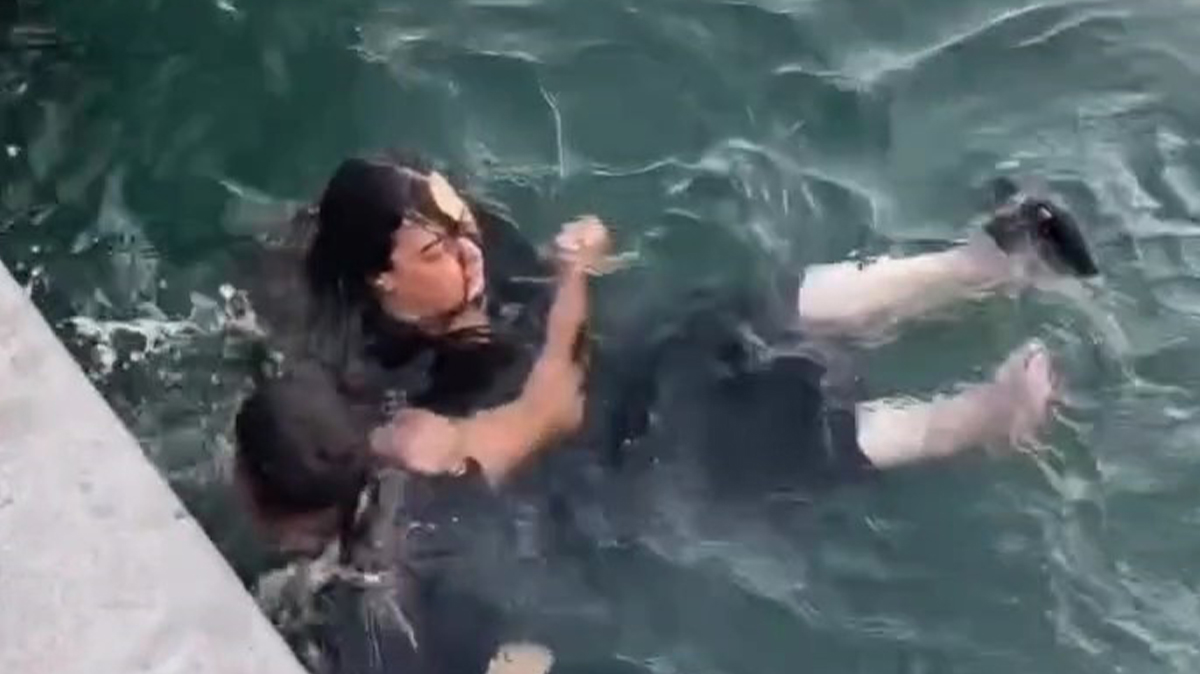 İstanbul Boğazı'nda panik anları! Sahilde yürüyen kadın bir anda denize düştü!