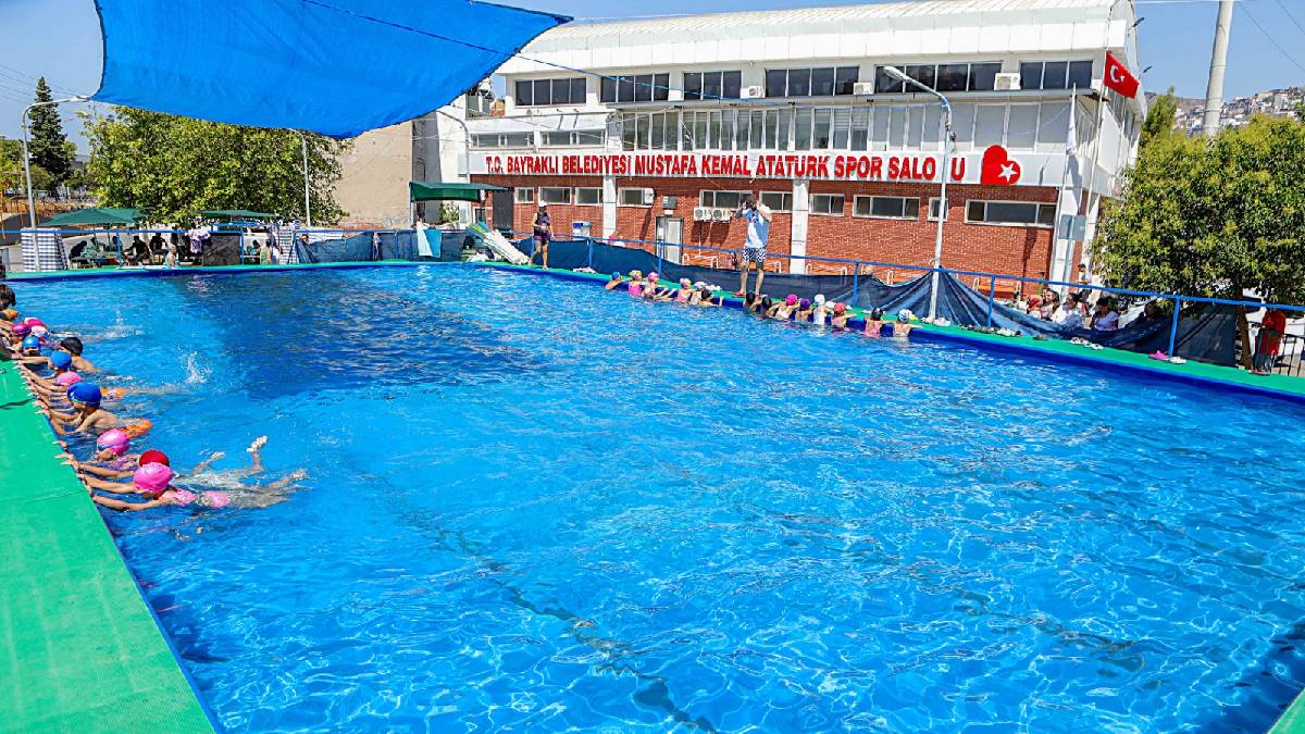 Bayraklı Belediyesinin yüzme kursuna büyük ilgi