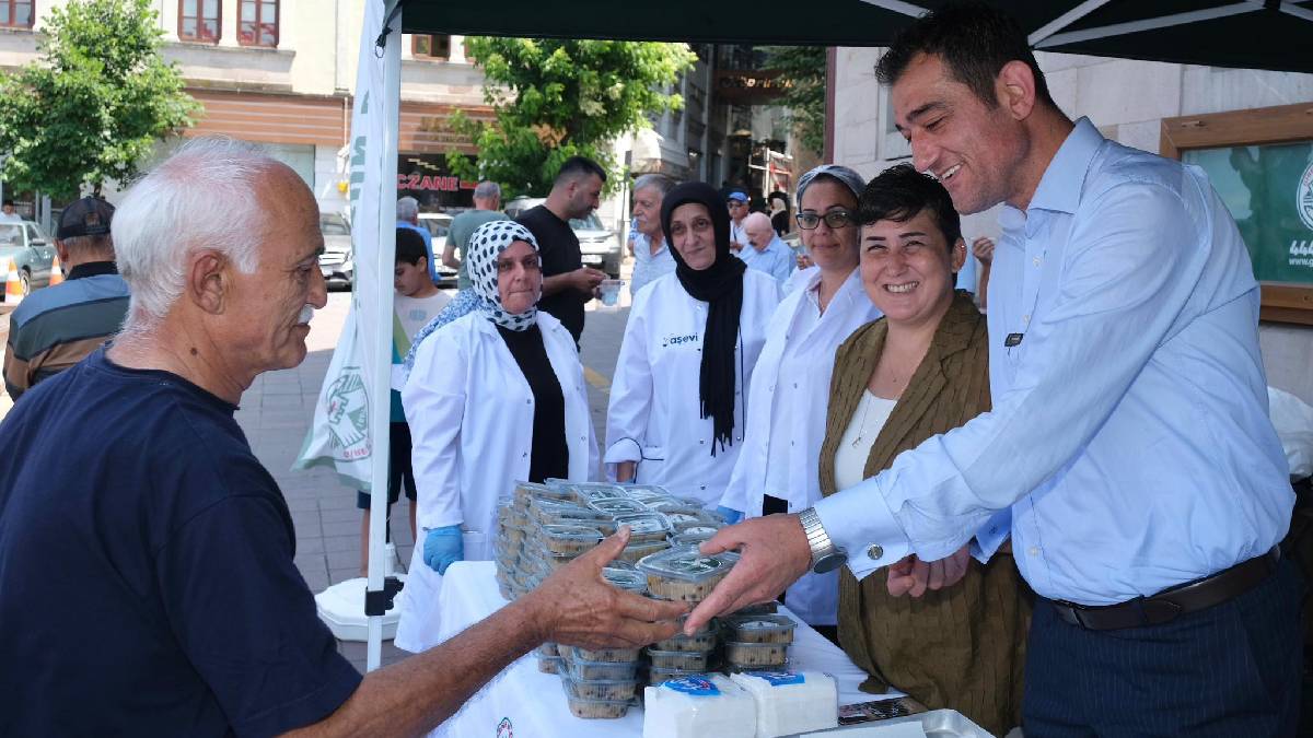 Belediye tarafından vatandaşlara aşure ikramında bulunuldu